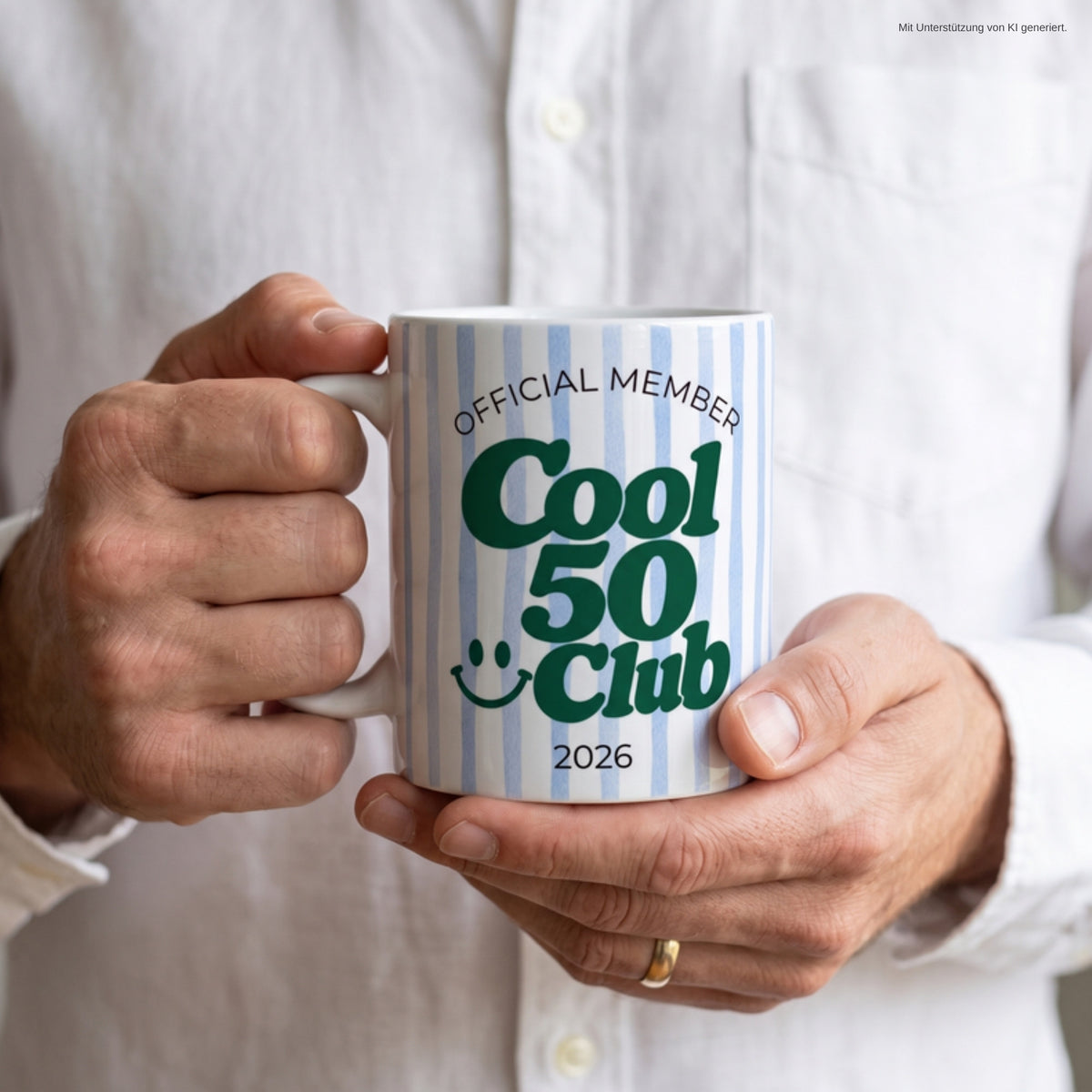 Hände halten Tasse Cool 50 Club 2026 blau