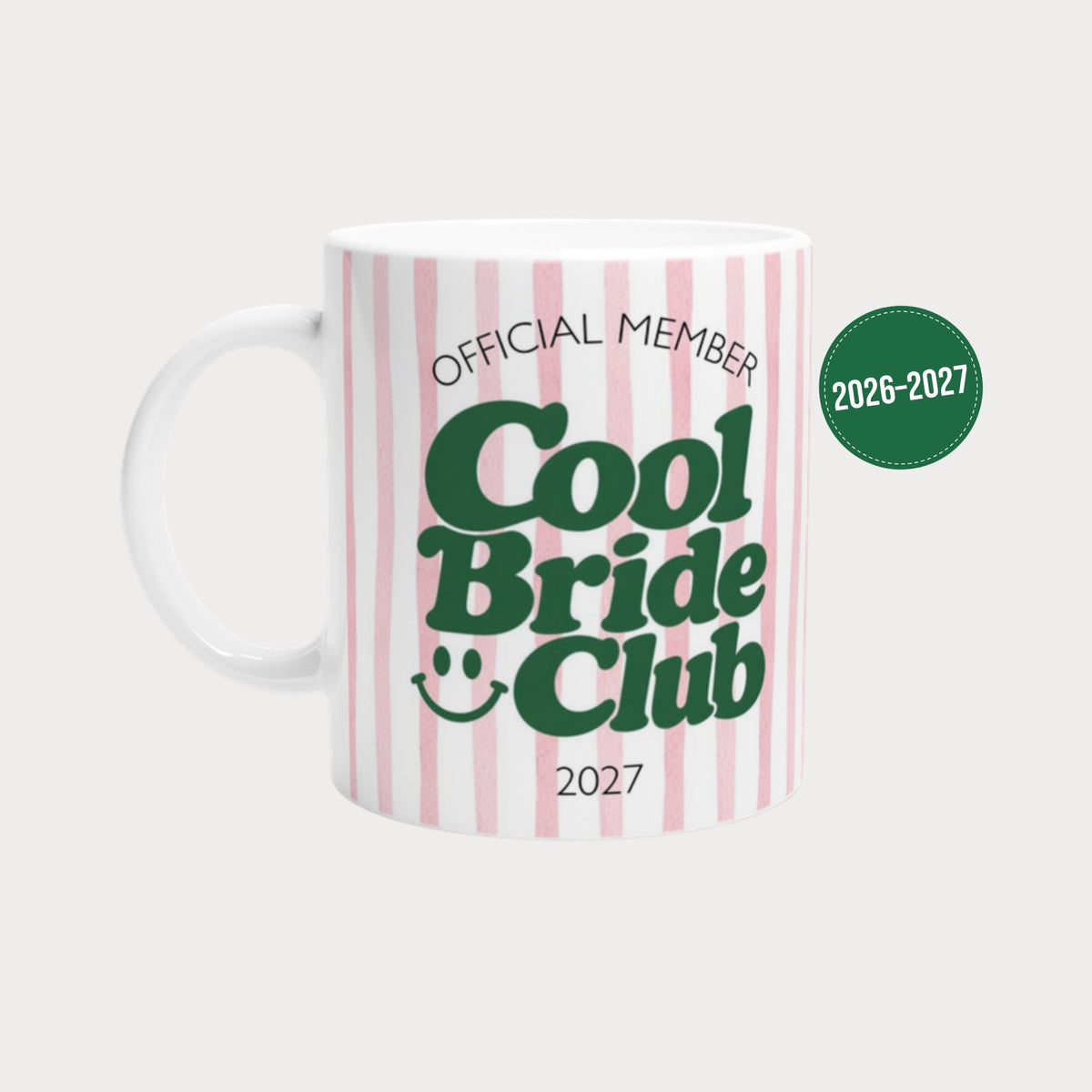 Tasse Cool Bride Club 2027 rosa gestreift mit grünem Schriftzug – Geschenk Verlobung