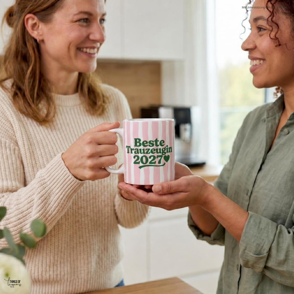 Braut überreicht ihrer Freundin die Tasse Beste Trauzeugin 2027