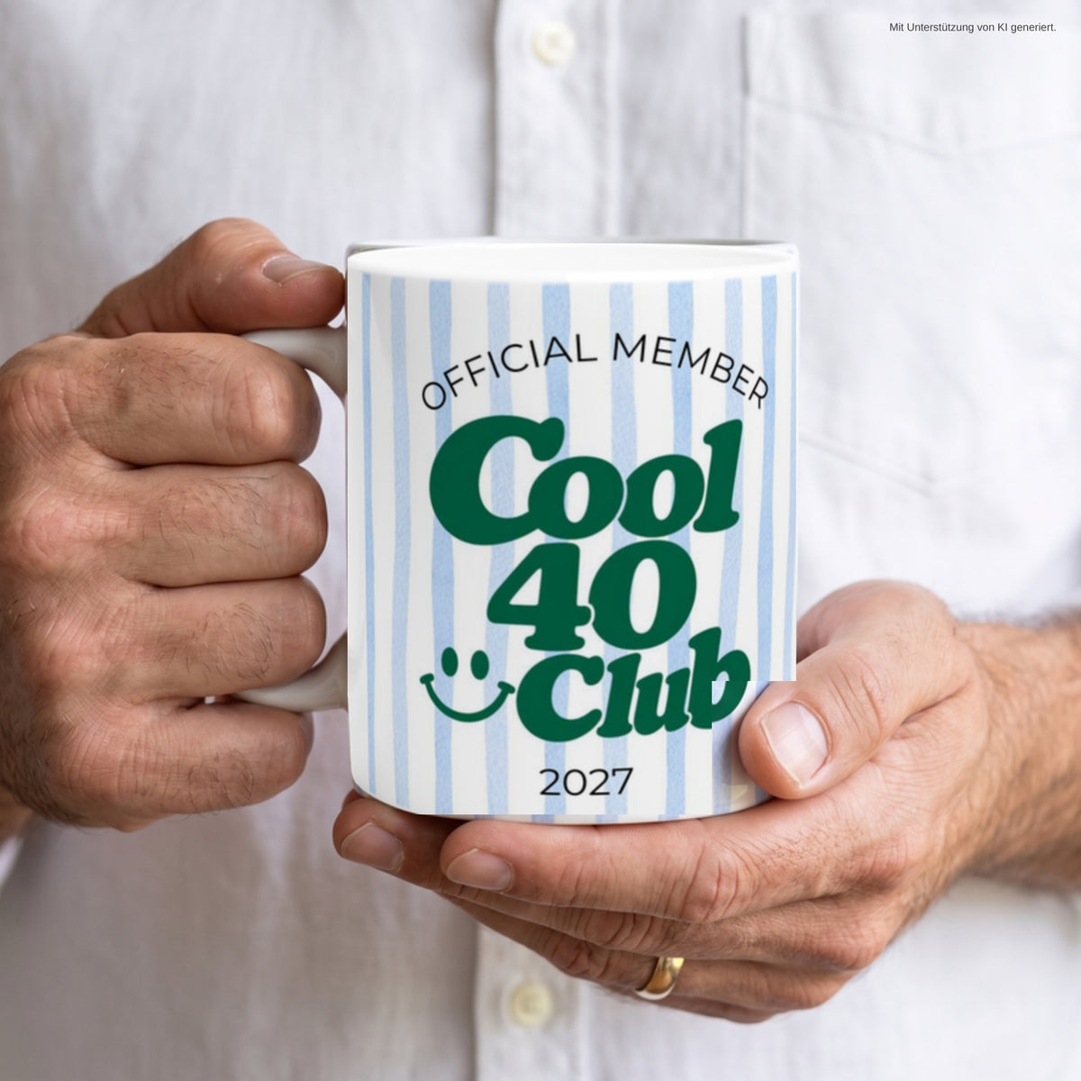 Hände halten Tasse Cool 40 Club 2027 blau