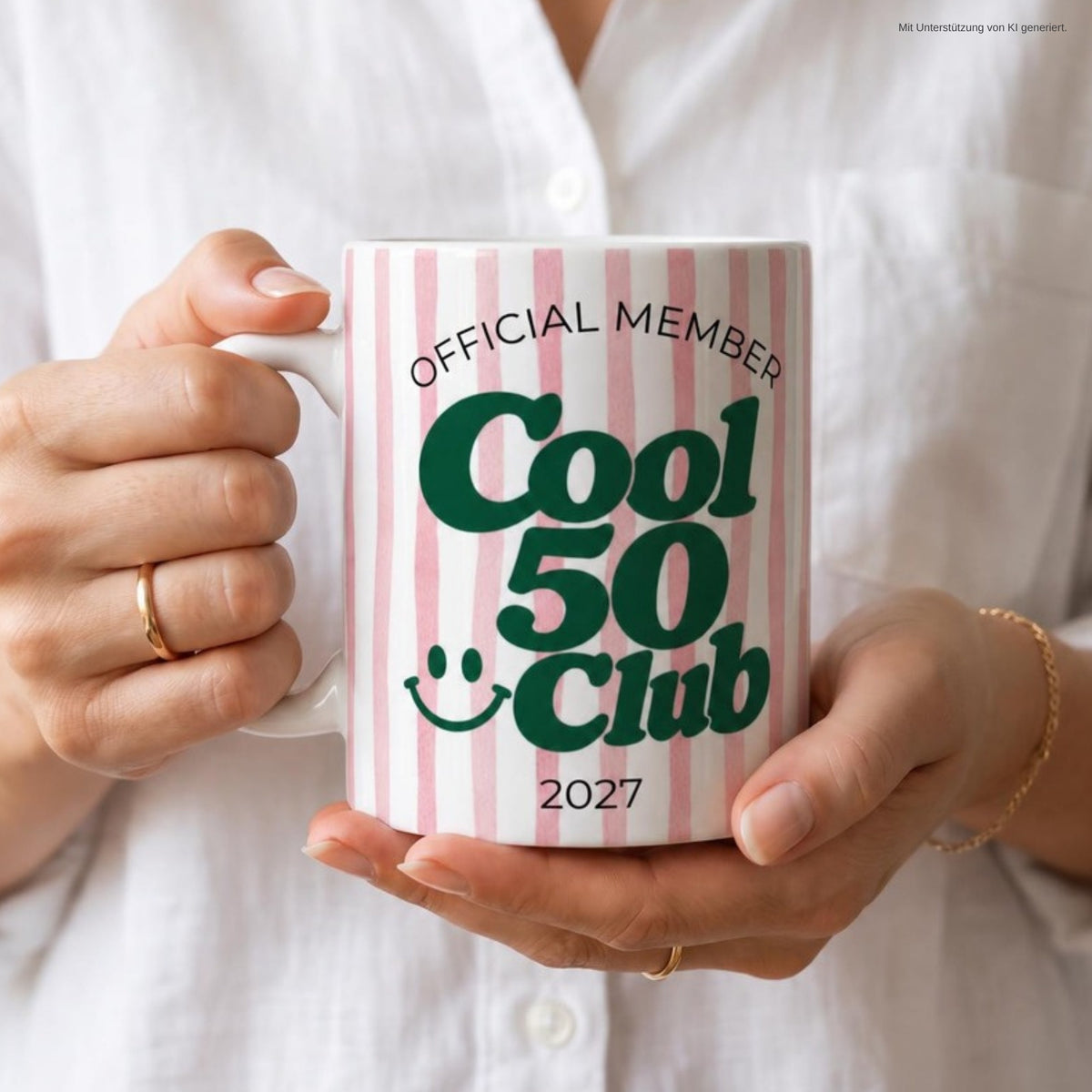 Hände halten Tasse Cool 50 Club 2027 rosa