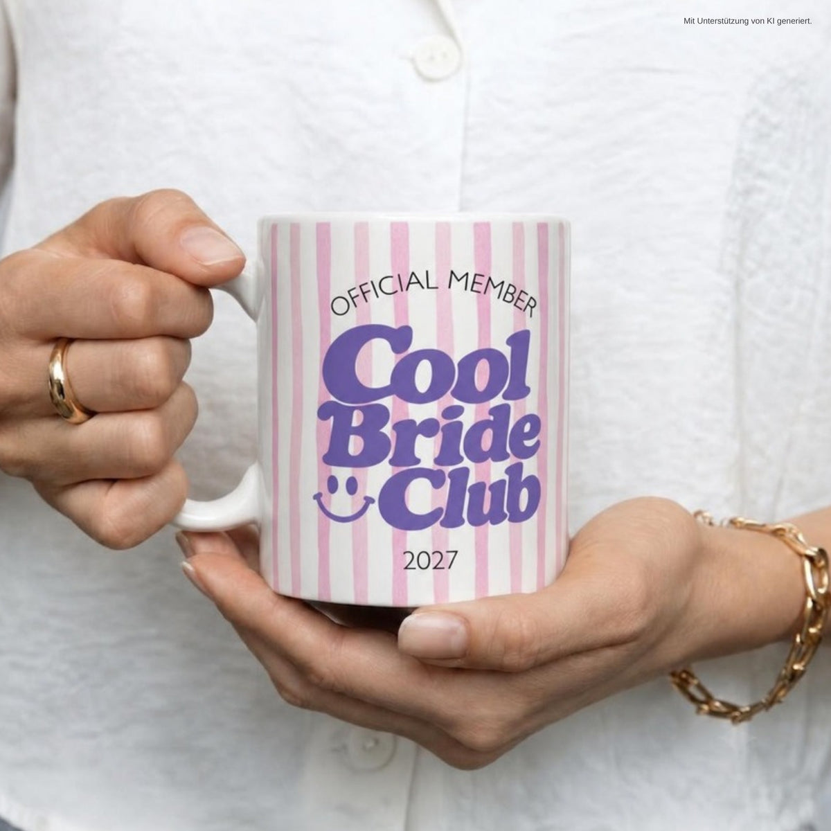 Hände halten Tasse Cool Bride Club 2027 pink/lila