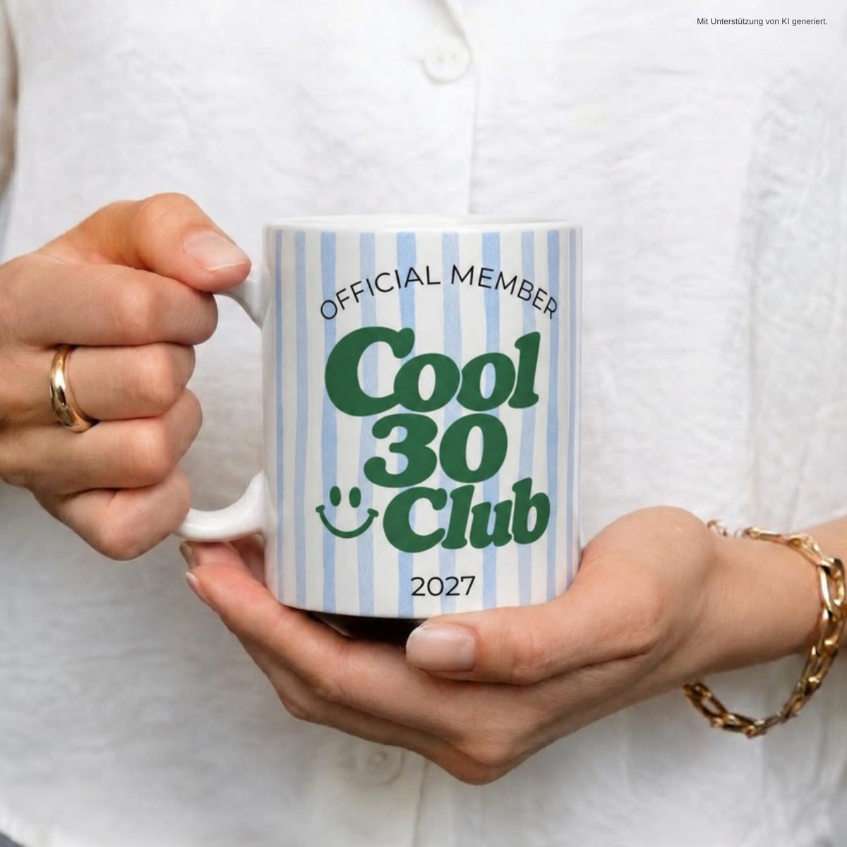 Hände halten Tasse Cool 30 Club 2027 blau