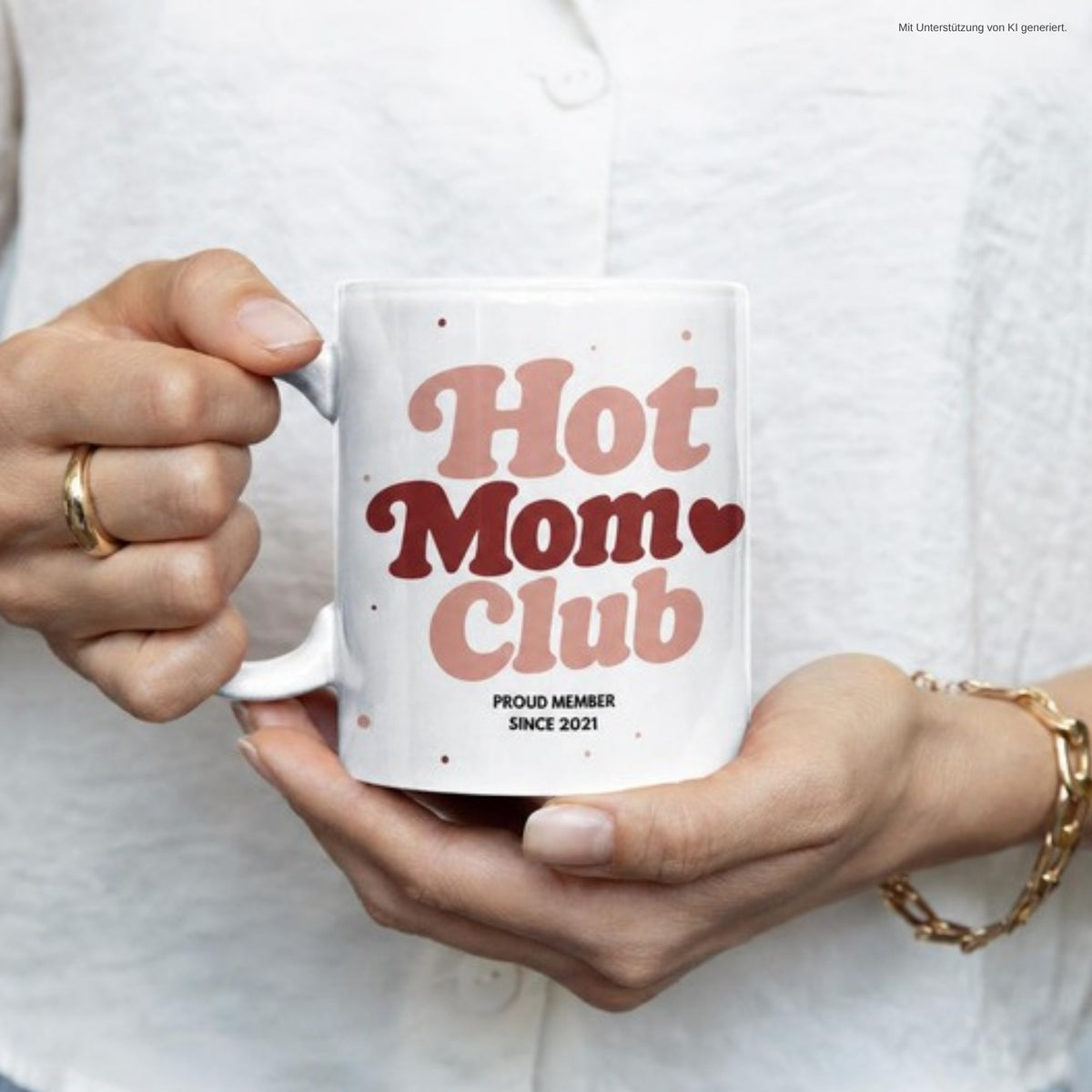 Hände halten die Tasse Hot Mom Club 2021 – Proud Member since 2021