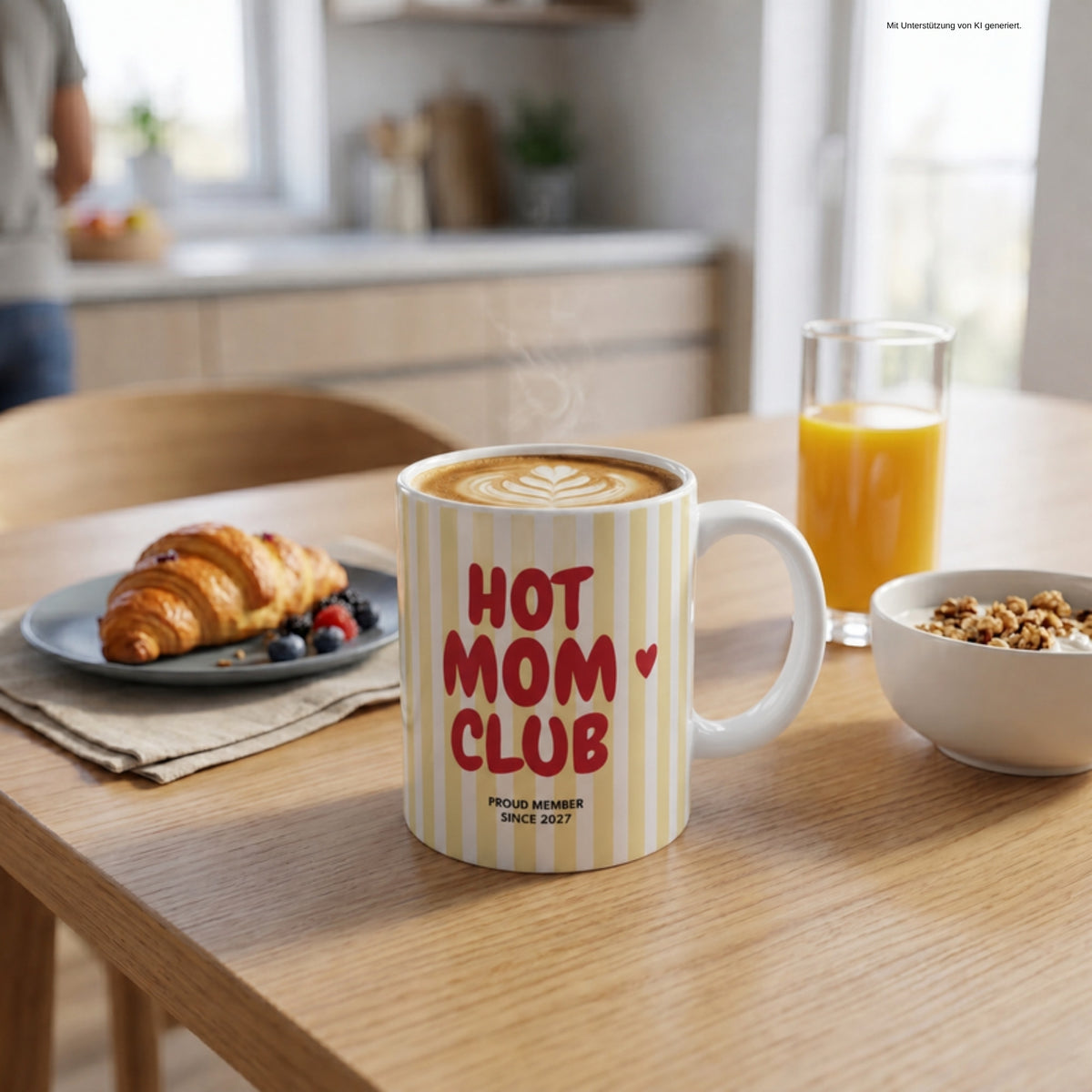 Hot Mom Club Tasse 2027 gelb gestreift auf dem Frühstückstisch
