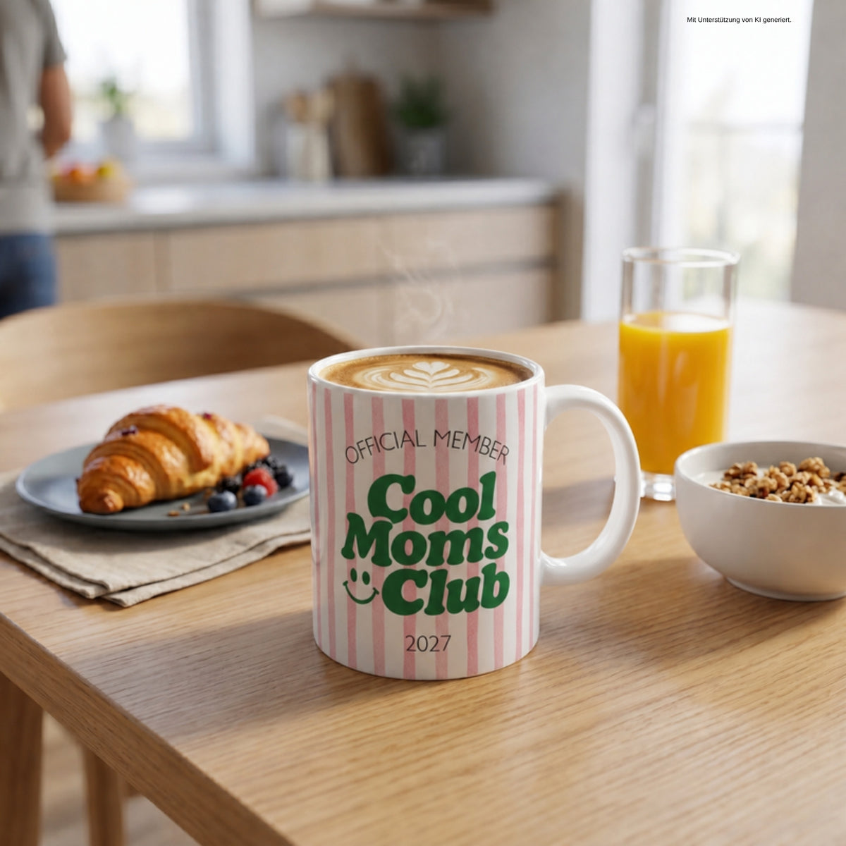 Cool Moms Club Tasse 2027 rosa gestreift auf dem Frühstückstisch