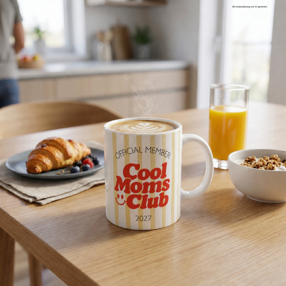 Cool Moms Club Tasse 2027 gelb gestreift auf dem Frühstückstisch