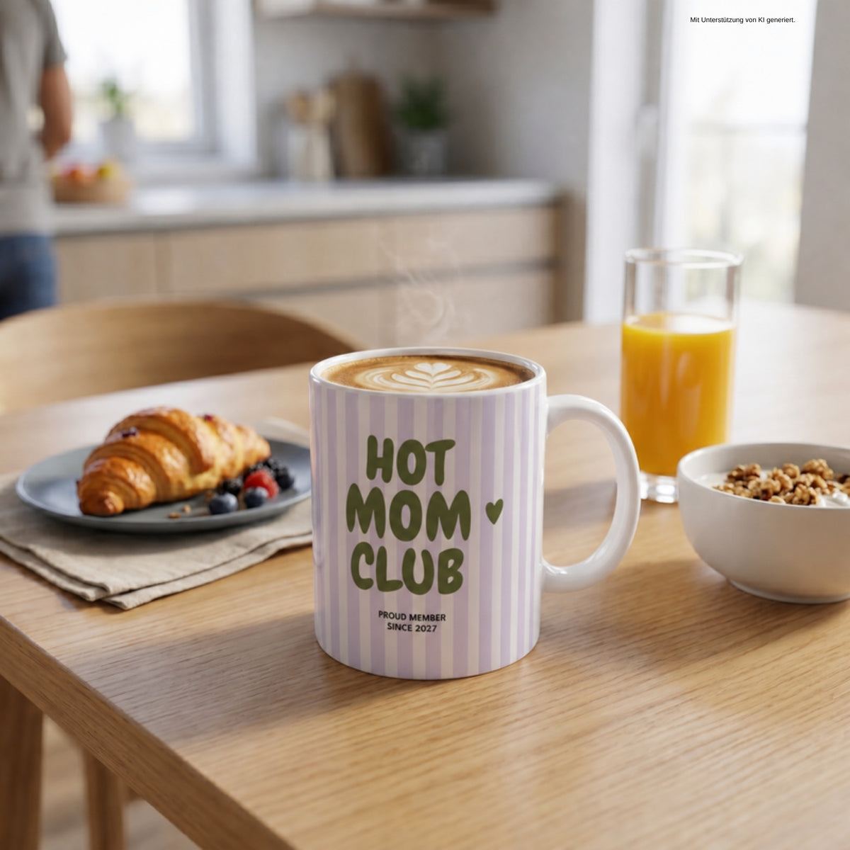 Hot Mom Club Tasse 2027 lila gestreift auf dem Frühstückstisch