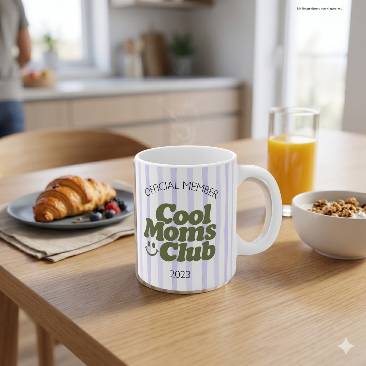 Cool Moms Club Tasse 2023 lila gestreift auf dem Frühstückstisch