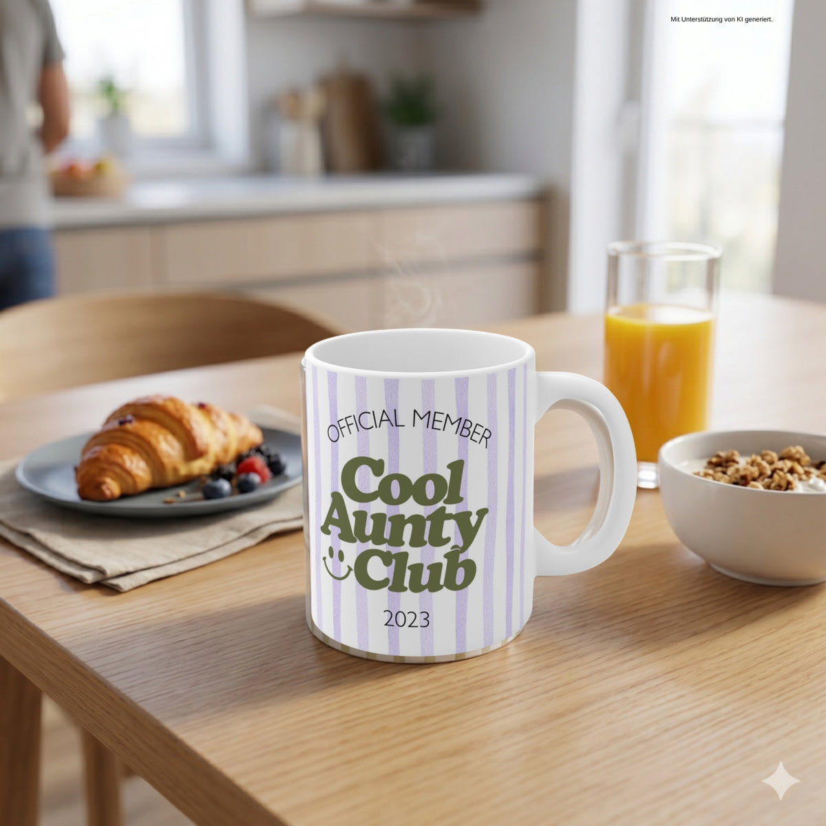 Cool Aunty Club Tasse 2023 lila gestreift auf dem Frühstückstisch