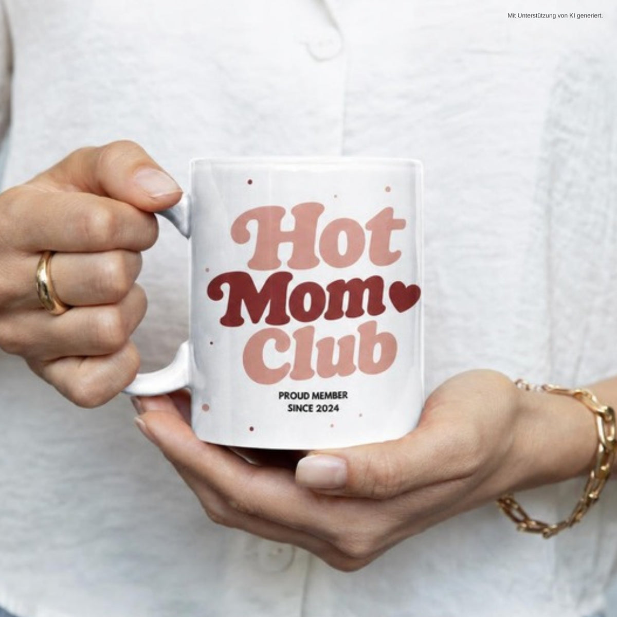 Hände halten die Tasse Hot Mom Club 2024 – Proud Member since 2024