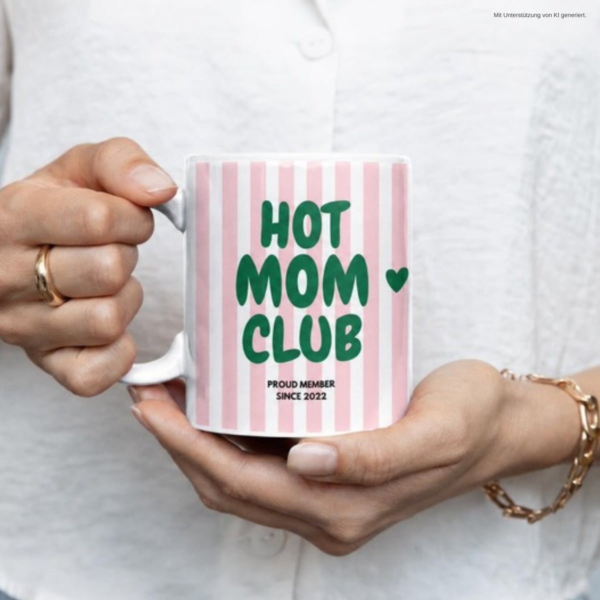 Hände halten Hot Mom Club Tasse 2022