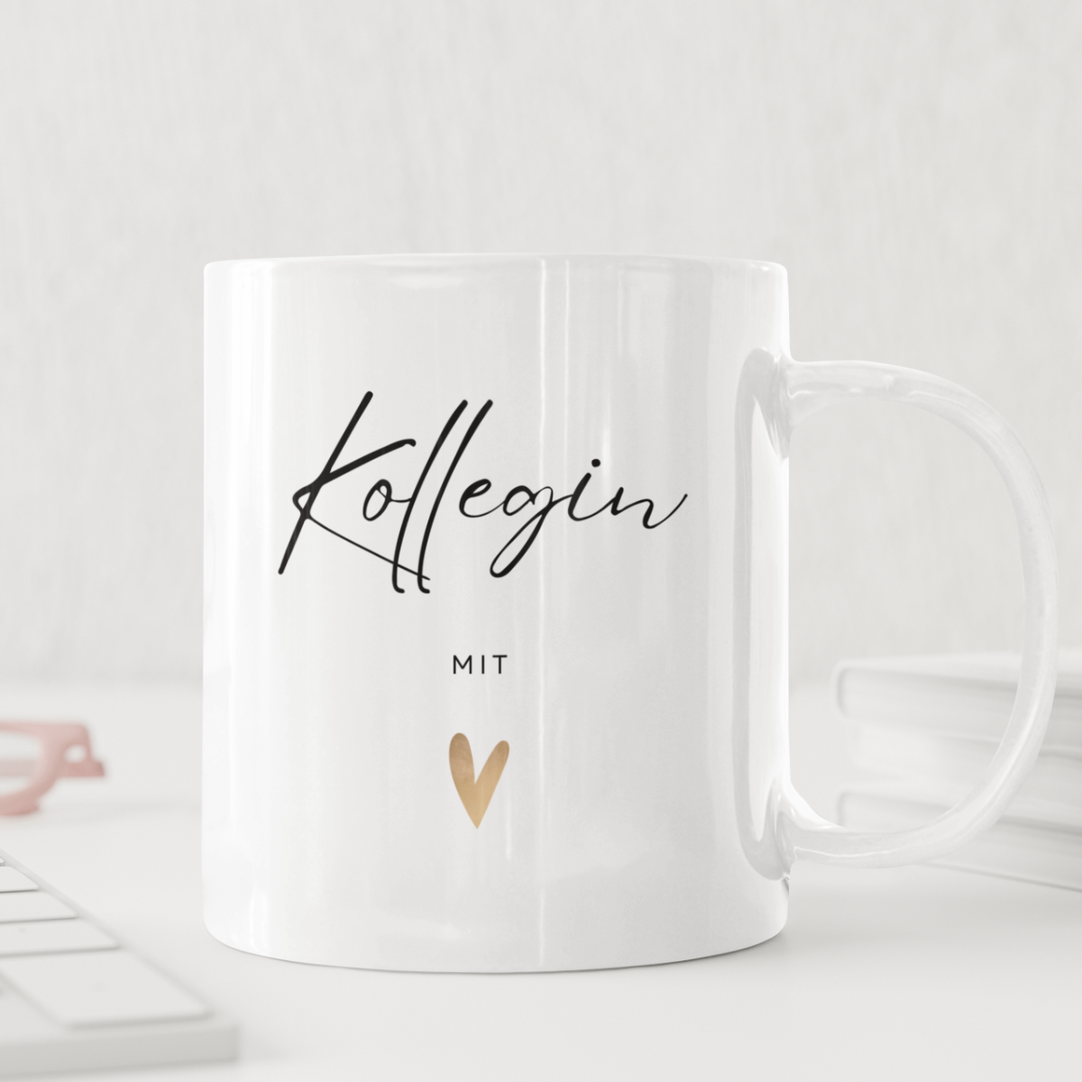 Kollegin mit Herz Tasse  - einfarbig (330ml)