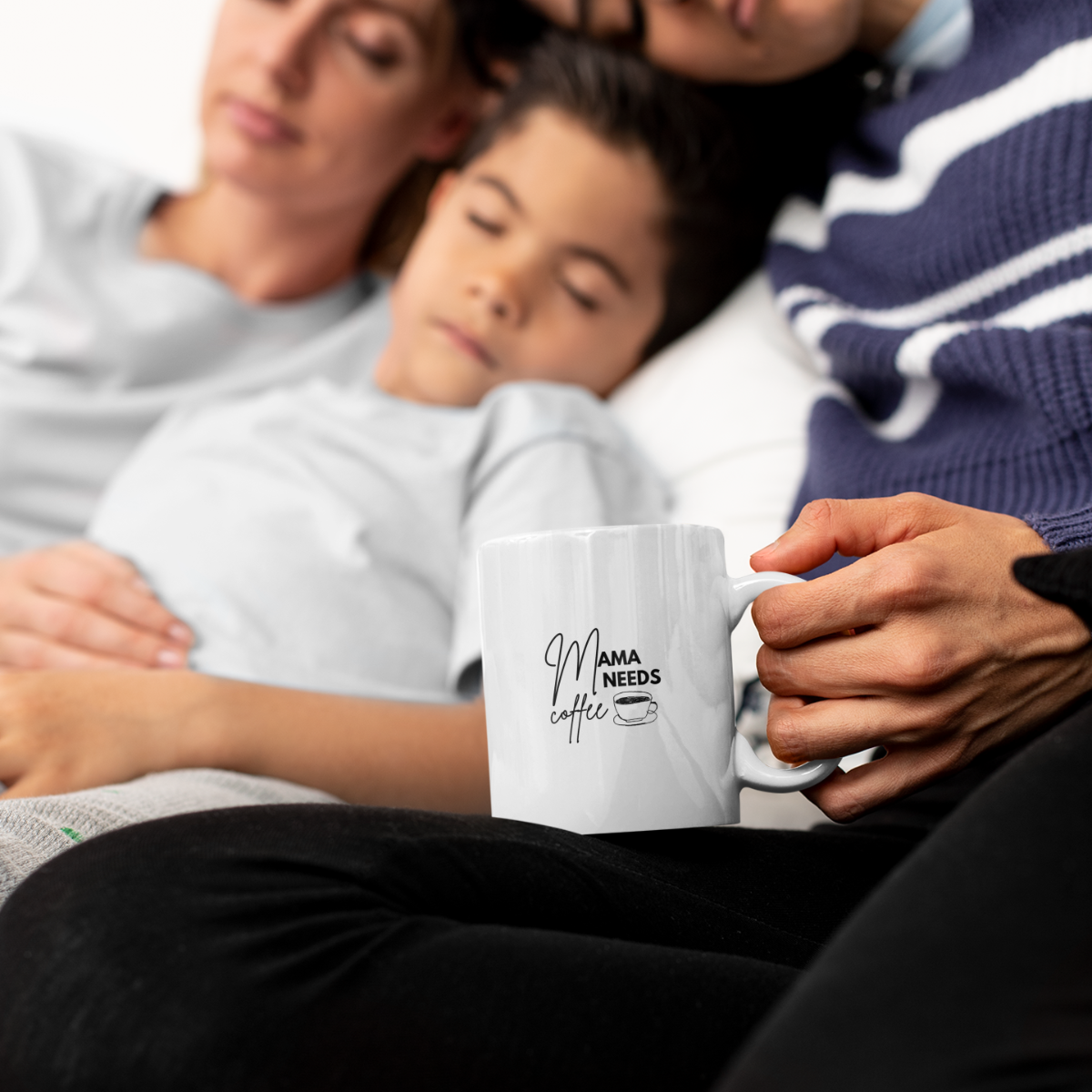 Tasse Mama needs coffee – 3 Farben